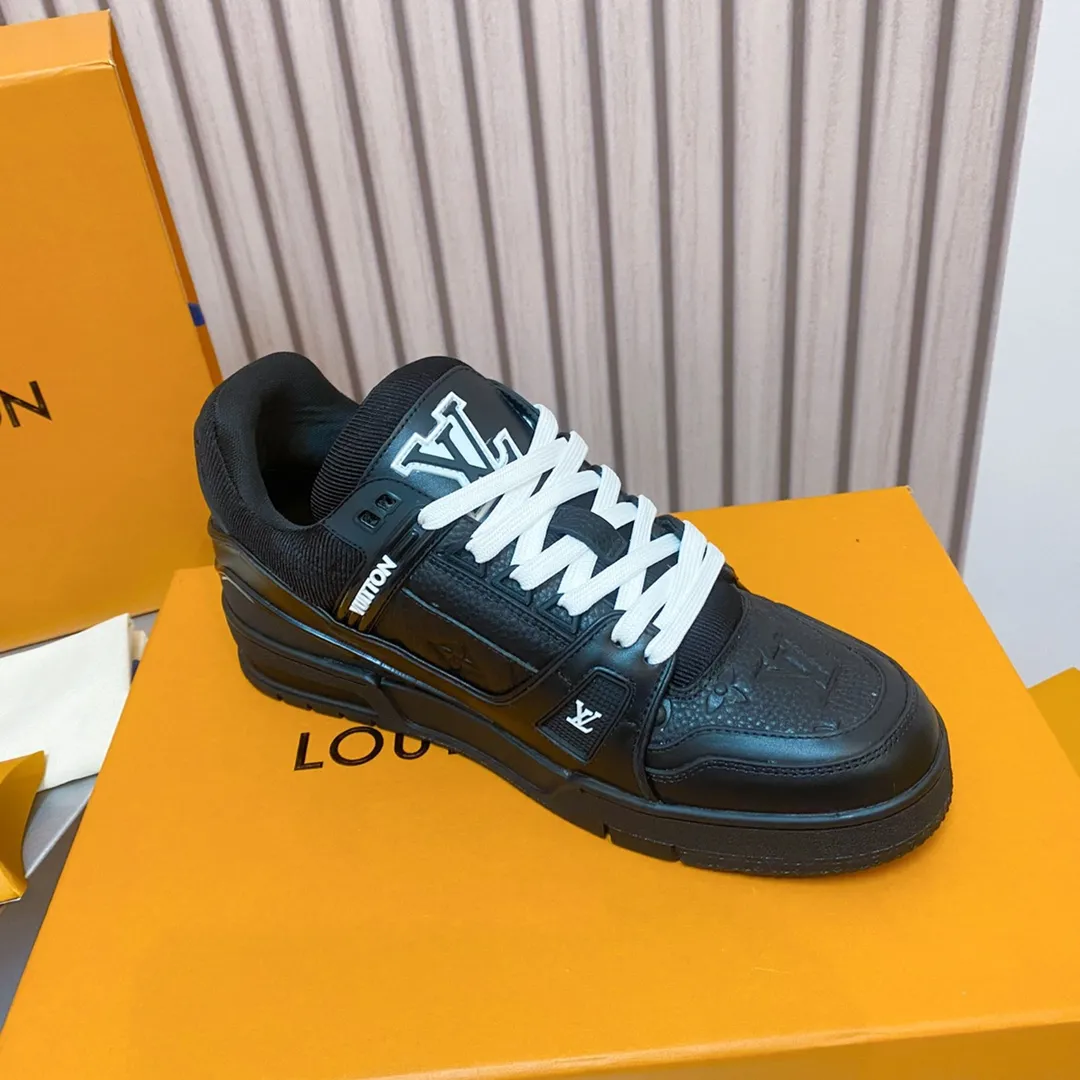👟👟Ex-factory price 840👟👟 Lujia LV Trainer series Classic hot-selling sneakers are originally developed and heavily invested in quality building. The eye-catching innovation in the upgrading and re-engineering project. The upper is made of finely selected calf leather. Craftsmanship details: topstitching, handwritten notes. LV letters on the tongue and side. Louis Vuitton logo on the side in handwriting. Luggage tag on the side. LV on the back. U👟👟Ex-factory price cycling upcycled logo The outsole is decorated with Monogram flowers The outsole is all original T👟👟Ex-factory price U material, extremely high-grade and super wear-resistant Sixe: 35~46